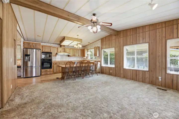 ~Open Kitchen to Family Room~