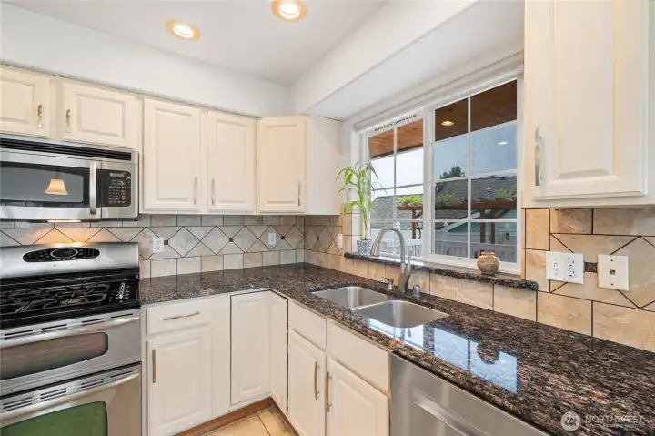 Double ovens and gas cook top.  Deep, undermounted sinks.