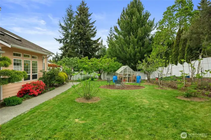 Wonderful landscaping, greenhouse
