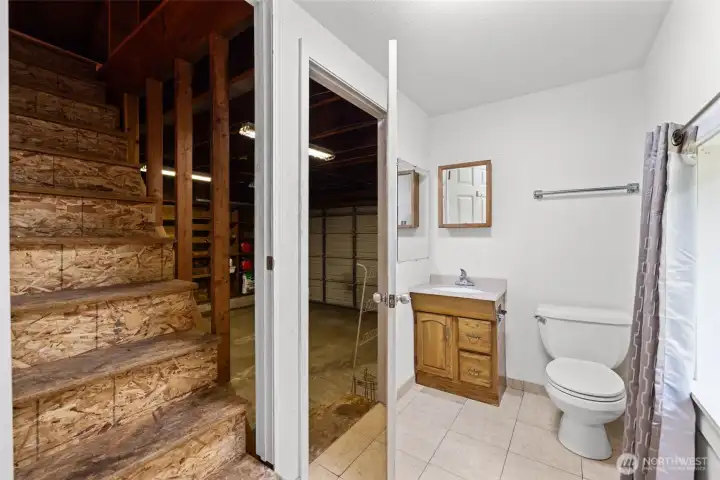 The detached garage includes its own bathroom, making the space even more versatile for work, recreation, or creative pursuits.