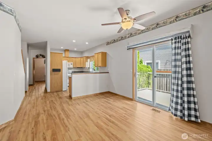 Dining area with slider to deck for dining al fresco! Dining area with slider to deck for dining al fresco!