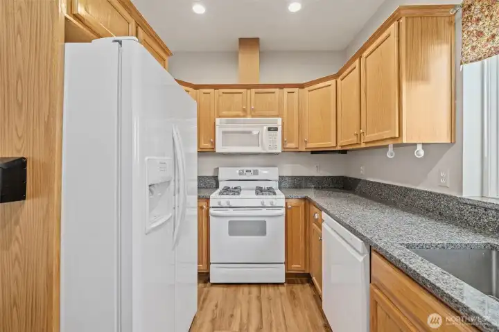 Functional layout maximizes storage and counter space! Functional layout maximizes storage and counter space!