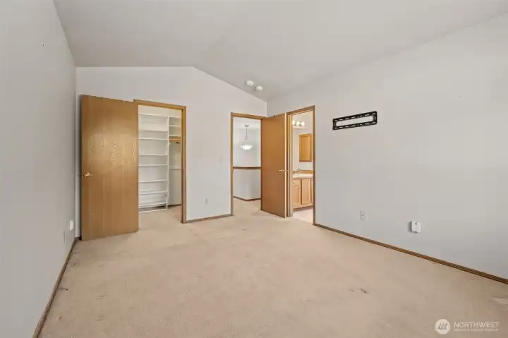 Layout of the walk in closet and bathroom in the primary suite. Layout of the walk in closet and bathroom in the primary suite.