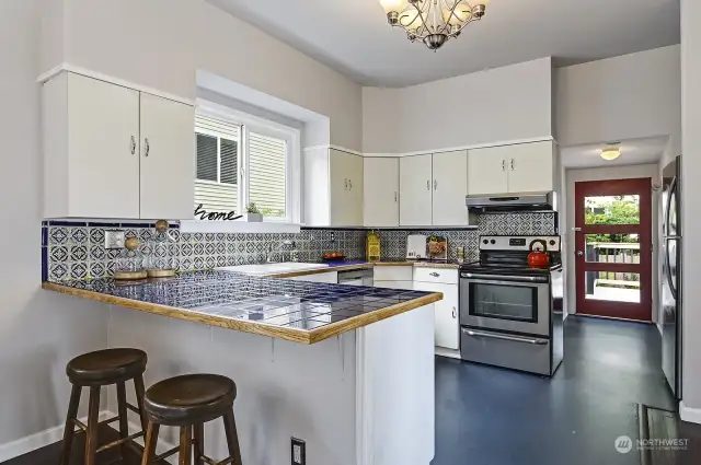 Spacious Kitchen with Marmoleum Floors and Breakfast Bar