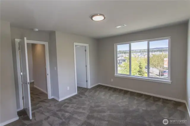 Upper floor Bedroom3 with ensuite & walk-in closet