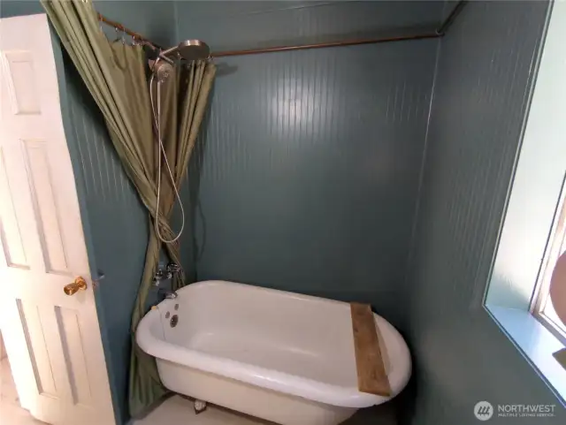 Claw Tub in this Full Bath!