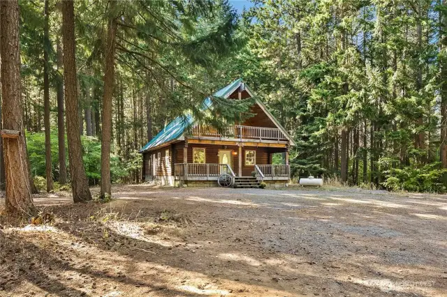 Nestled amongst towering evergreens, this cozy home will your PERFECT getaway from it all...come for the weekends or live full time on the sunny side of the mountains!