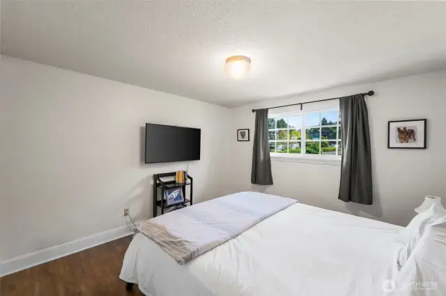 2nd bedroom reverse angle