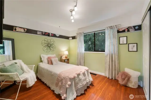 3rd bedroom updtairs.