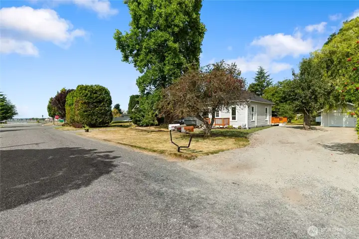 Walking distance to the bay!