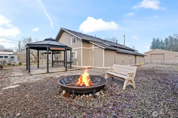 Firepit area for entertaining!