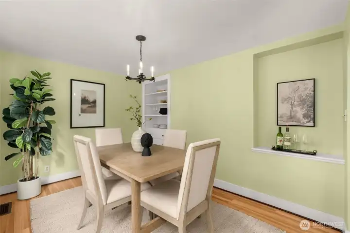Formal dining room that can fit up to 10 people (squeezed). Gorgeous built-ins.