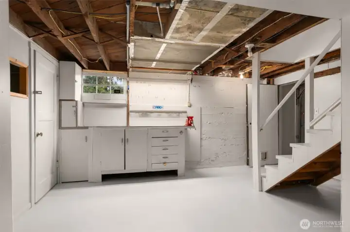 Tall ceilings, 800sqft of unfinished basement. Has never had moisture issues during sellers 30 years of occupancy.