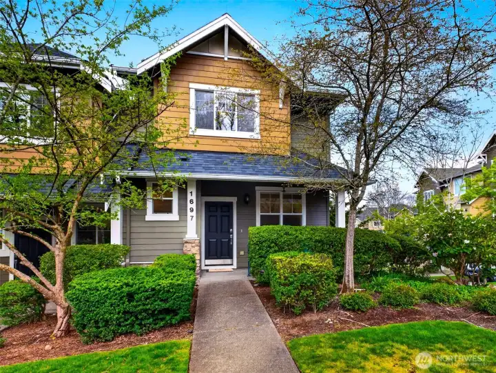This 3-bedroom, 2.5-bath corner-unit townhome offers standout curb appeal with classic Craftsman design and added privacy with no direct neighbor on one side. A rare combination of charm, positioning, and livability in one of the area’s most sought-after communities.