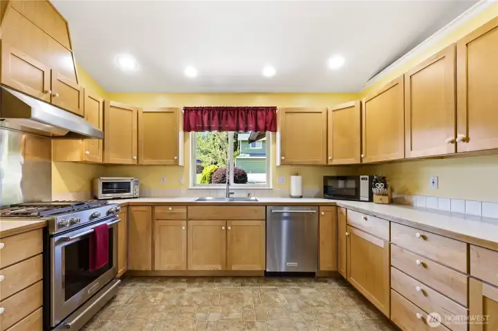Lots of cabinets and drawers.  Lower cabinets have pull-outs.