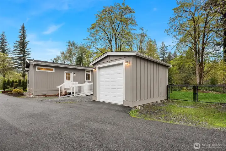 1 Car grage w/2 parking spots on each side