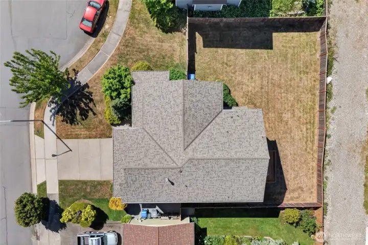 Look at that gorgeous roof! It's a 50-year roof with a transferrable warranty.
