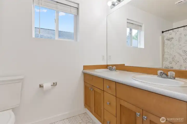 Ensuite bathroom w/ dual vanity and soaking tub Ensuite bathroom w/ dual vanity and soaking tub