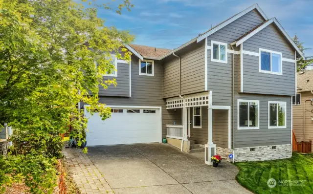Craftsman style home  on a quite dead end street that is centrally located in the desirable West Seattle area. Close to Parks, shopping and freeways.