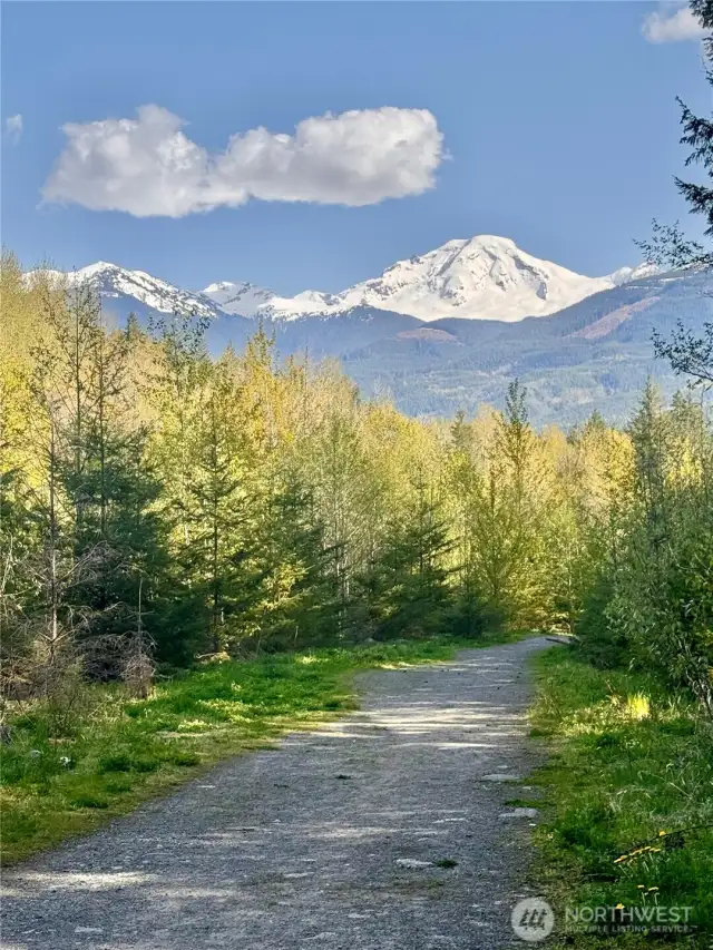 5 minute walk to Canyaon Creek Trailhead