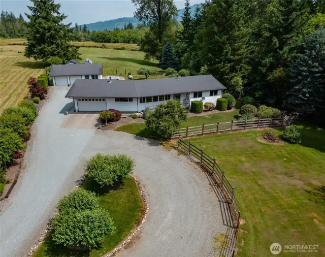 Convenient circular driveway.