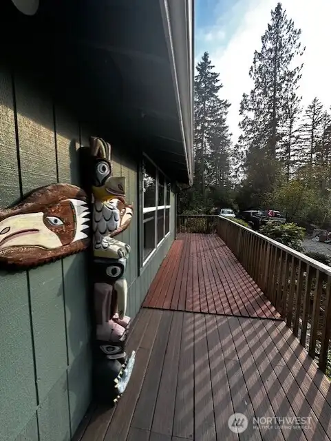 The deck wraps on 3 sides 1048 sq ft