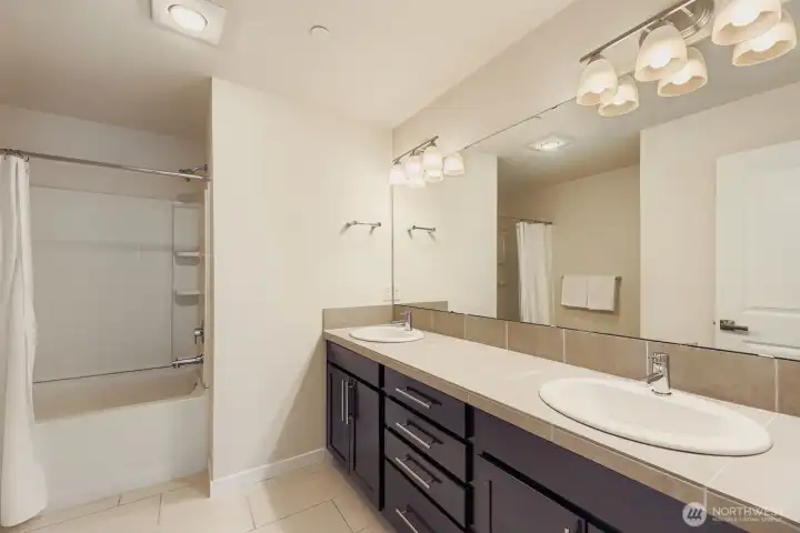 bedroom #1 bath en-suite