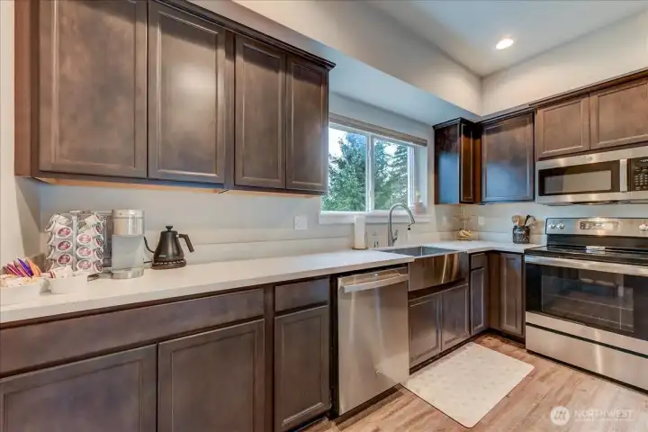 This kitchen is ideally set up for entertaining!