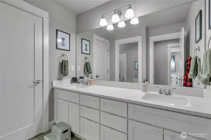 Upper level full bath.