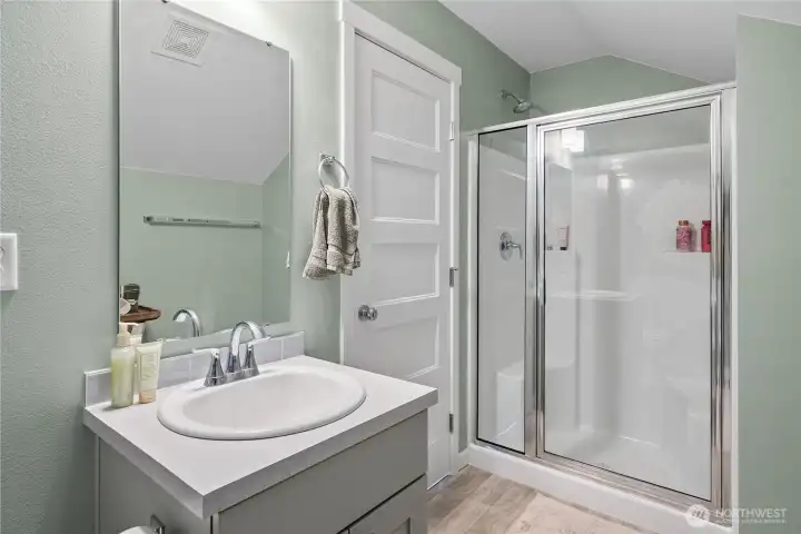 3rd floor bonus room or giant suite wilth 3/4 bath!