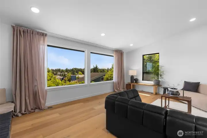 Large living room with picture window that frames Mt. Rainier perfectly. Large living room with picture window that frames Mt. Rainier perfectly.