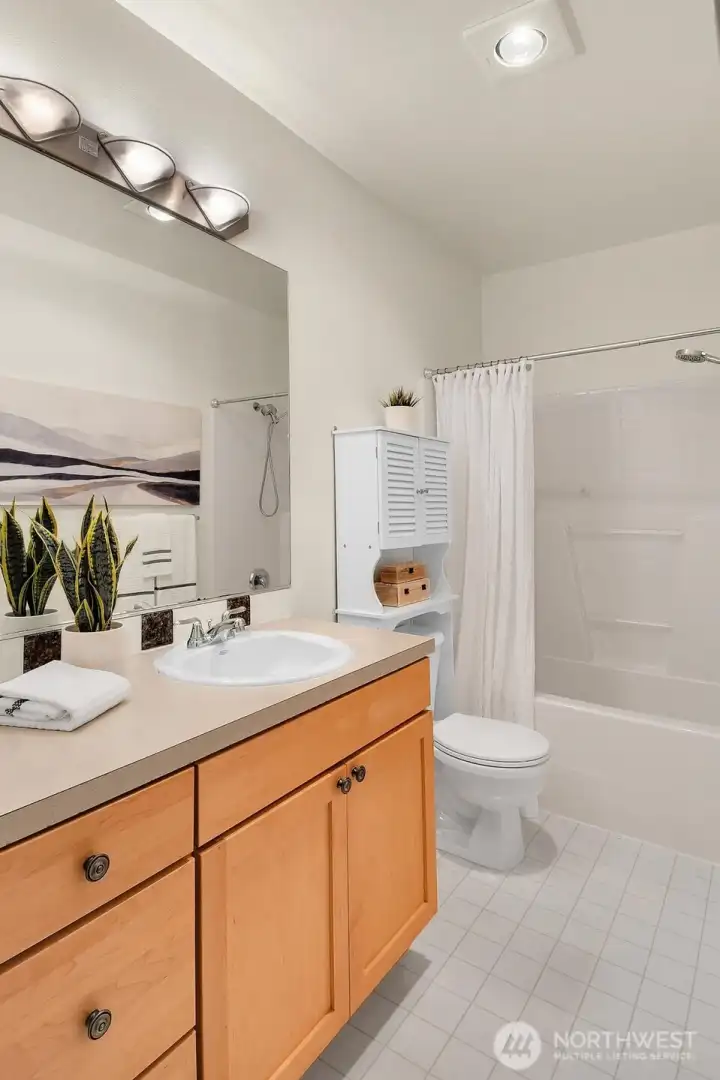Upstairs full bathroom.