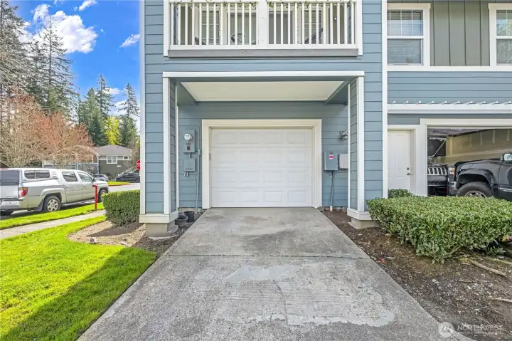 Individual garage with direct access to house Individual garage with direct access to house