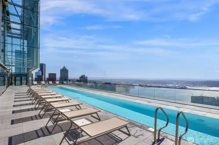 Panoramic views of Seattle and water from the rooftop pool throughout the seasons