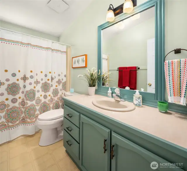 Full bath in fun colors.