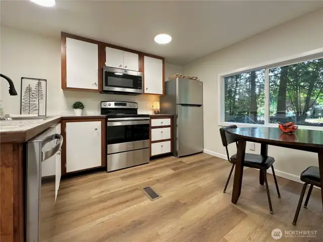 Kitchen with eating space will easily sit 4+