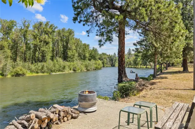Situated along a pristine stretch of the Yakima River, this property offers direct access to Blue Ribbon fly fishing, breathtaking scenery, and the relaxing rhythm of riverfront living.