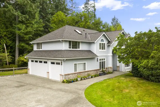 Welcome to this beautifully updated 4-bedroom, 2.5-bathroom contemporary home, nestled in the highly sought-after Lake of the Woods neighborhood in Woodinville.