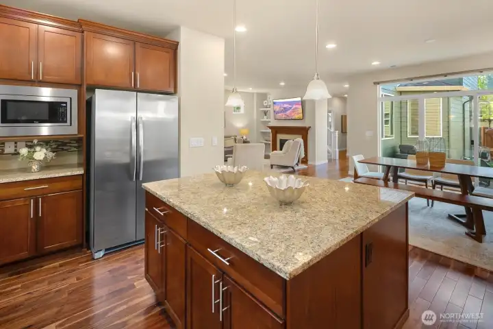 Chef's kitchen, granite counters, and new fridge + Range!