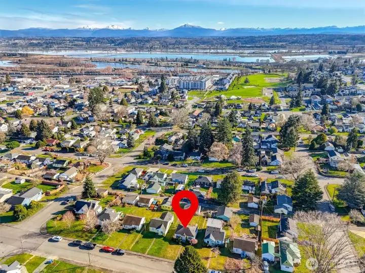 Location view with marker highlighting access to waterfront, shops, and major routes.