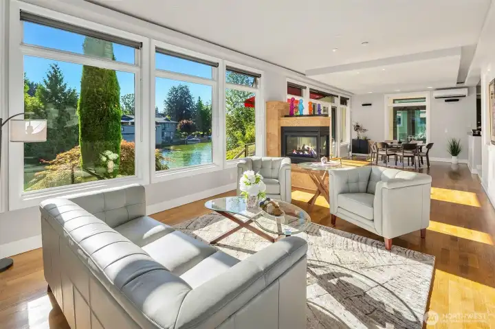 Extra big bright living room overlooking the canals the canal. It could also be used as a second living room