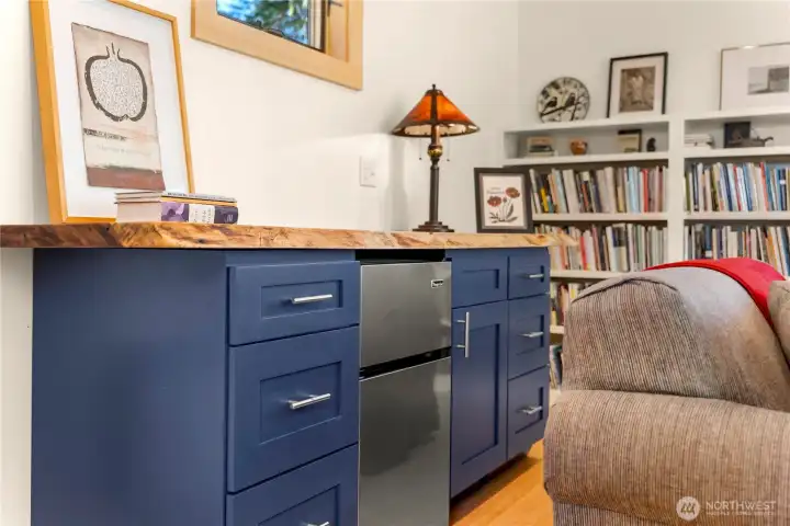 It features a large banquette with live-edge counter.