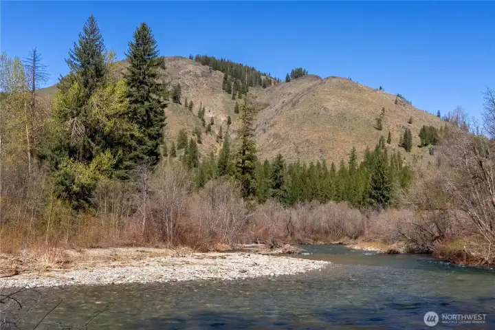 Sand and gravel bars make for great picnics. Sand and gravel bars make for great picnics.