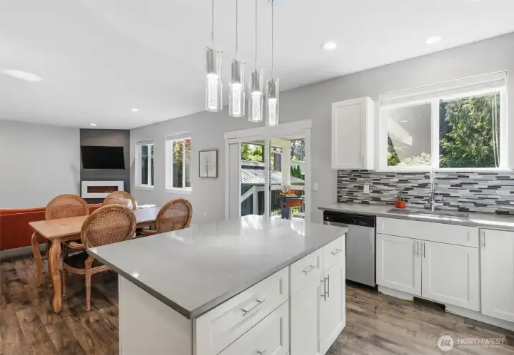 Clean finishes + an open layout that keeps everyone connected. Clean finishes + an open layout that keeps everyone connected.