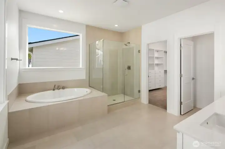Primary Bath w/ tub