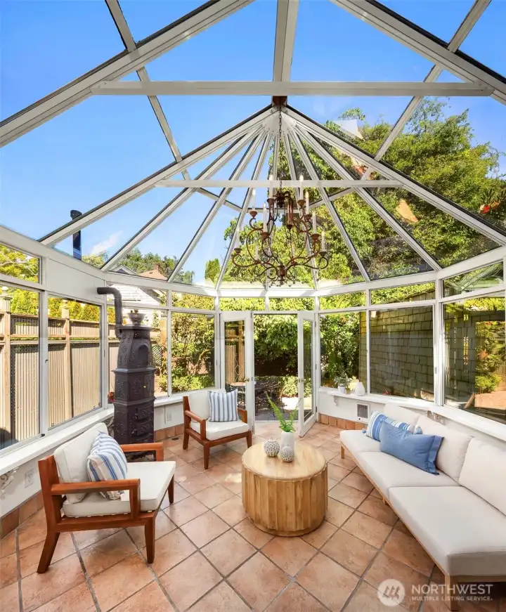Amazing atrium with access to the backyard Amazing atrium with access to the backyard