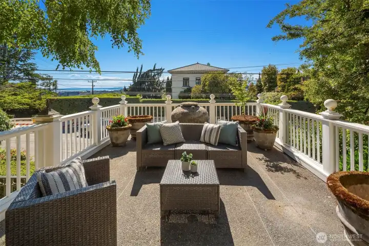 Afternoon photo of the large entertaining deck Afternoon photo of the large entertaining deck