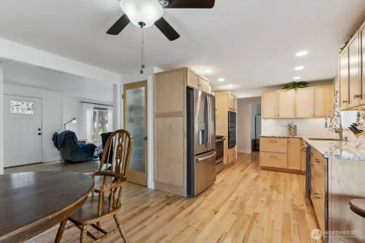 Open dining area w/fan.