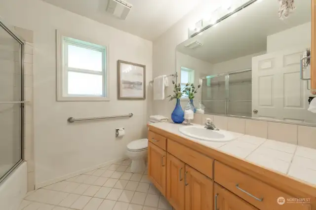 Durable tiled surfaces in the guest bathroom