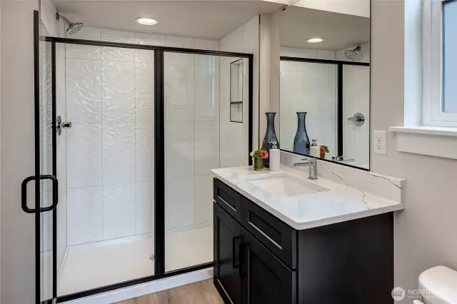 Bed with attached en-suite bath on main floor